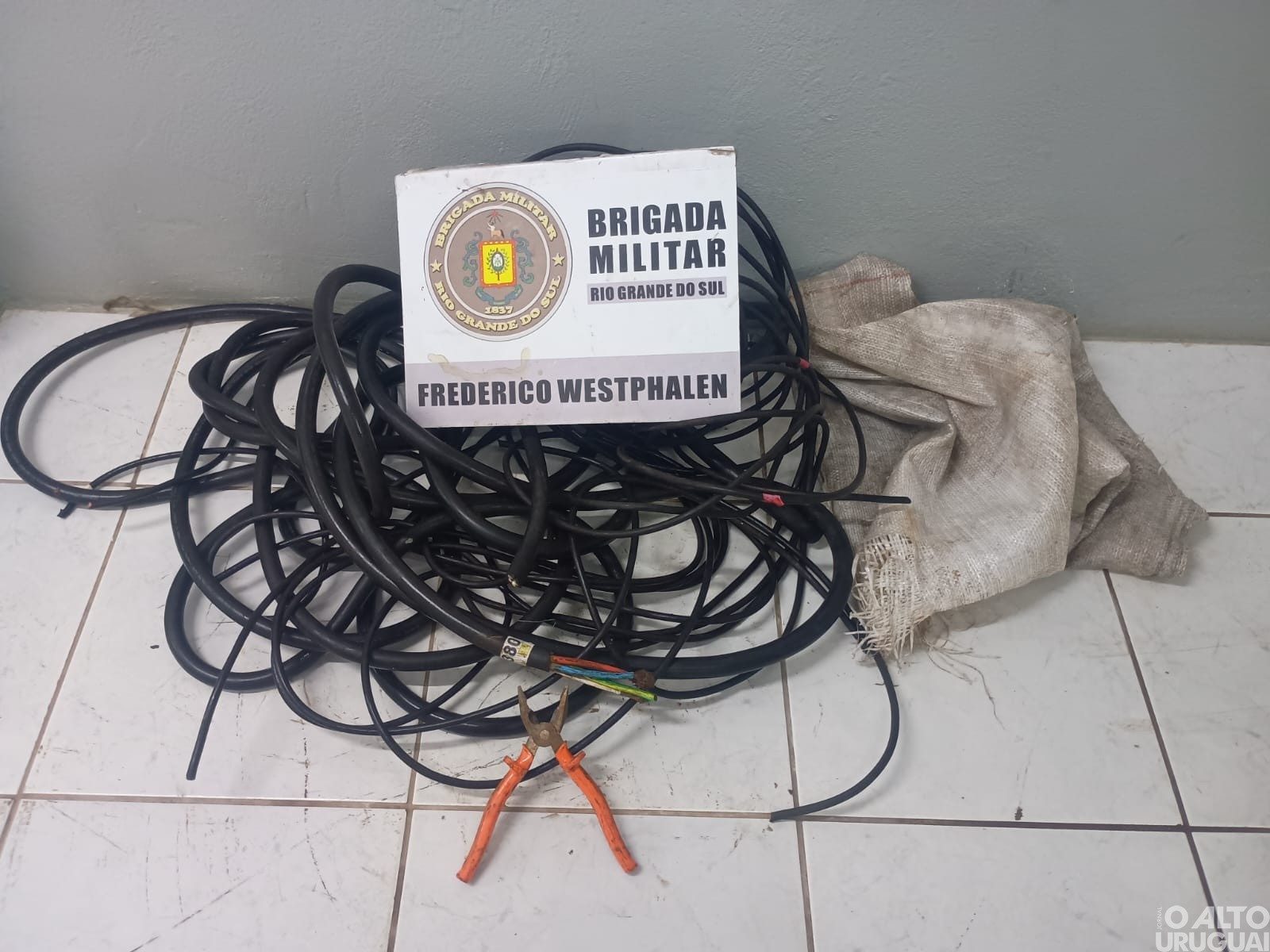 Brigada Militar apreende 38 metros de fios de cobre em Frederico Westphalen