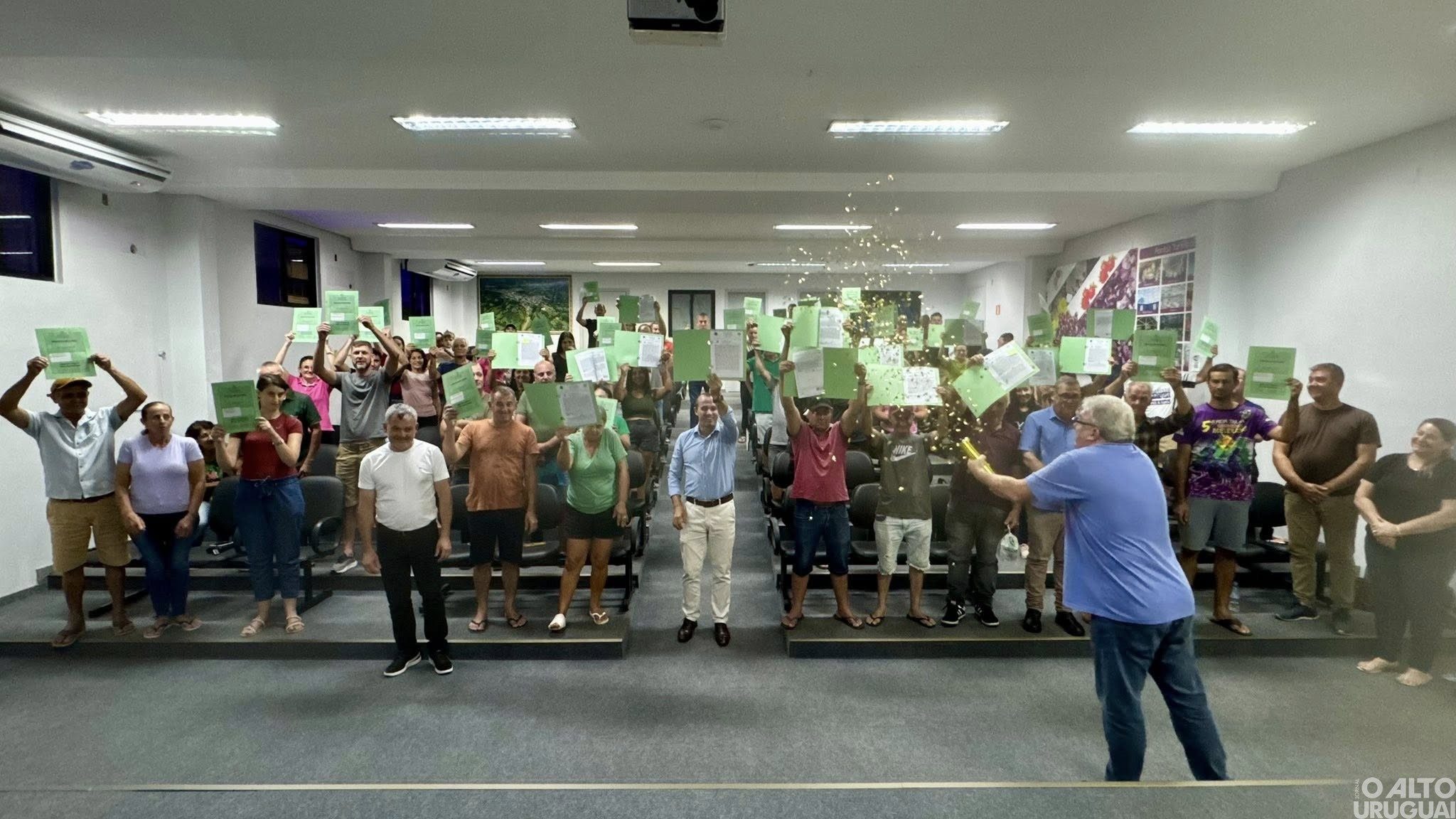 Ametista do sul entrega 62 escrituras de terrenos regularizados