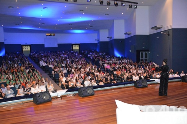 Mais de 800 pessoas participam de palestra com Leila Ama em FW