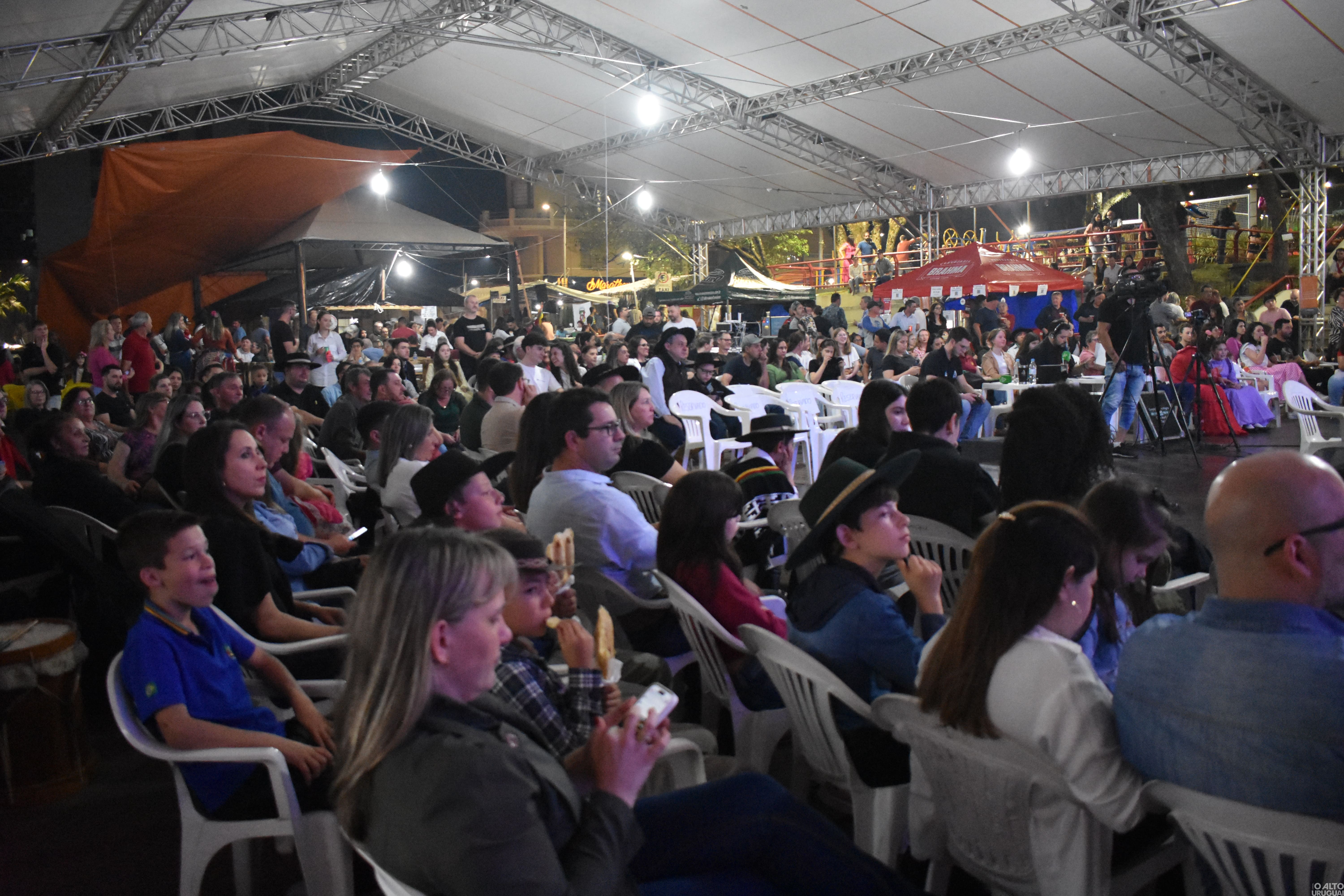 Primeira noite do Canto do Barril reúne grande público