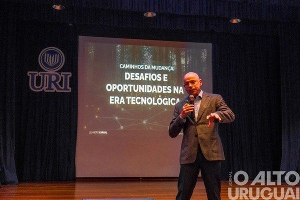 Leandro Karnal lota salão de atos da URI/FW
