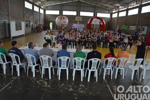 Centenas de mulheres participam de encontro em Jaboticaba