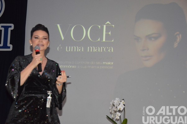 Mais de 800 pessoas participam de palestra com Leila Ama em FW