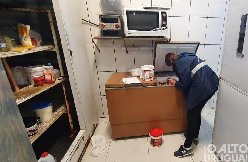 Fiscalização apreende 350 quilos de alimentos em estabelecimentos de Alpestre