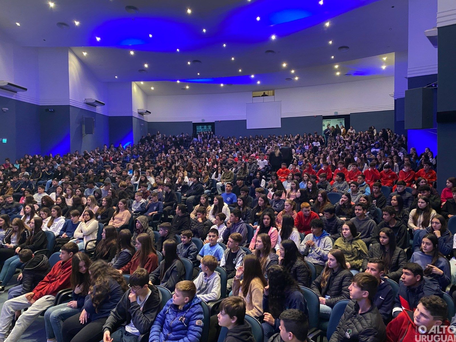 Mais de 1,4 mil adolescentes participam de palestra com hebiatra