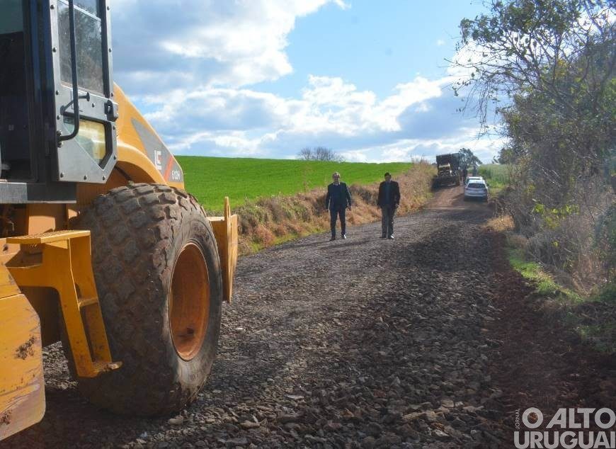 Prefeito Panosso vistoria obras de melhorias nas estradas do interior