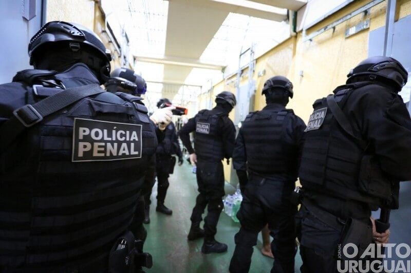 Estado transfere lideranças criminosas para penitenciária de alta segurança