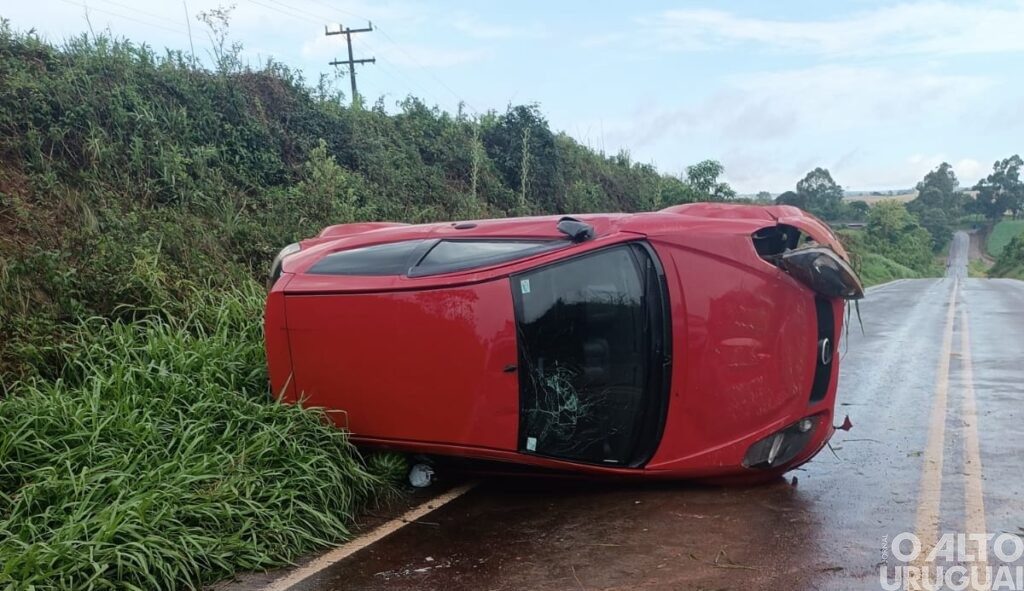 Buraco na pista provoca acidente em Jaboticaba