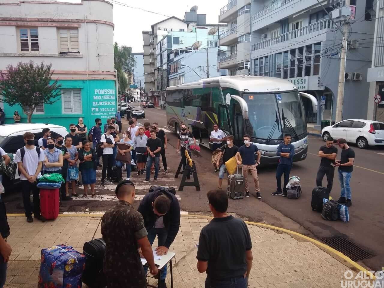 Jovens embarcam para prestar serviço militar