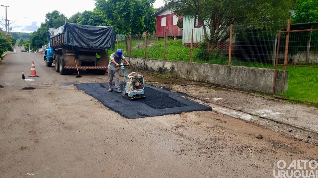 Empresa recupera asfalto em locais de obras nos municípios da região