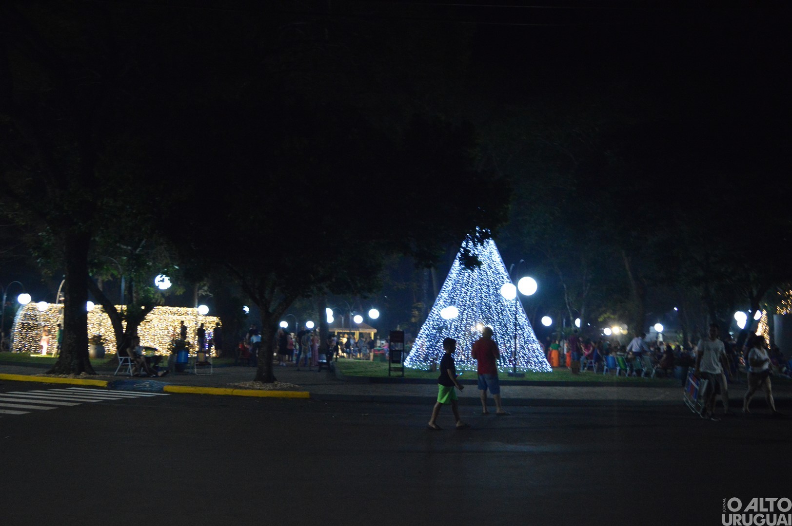 Acendimento de luzes marca a abertura oficial de Natal em Rodeio Bonito