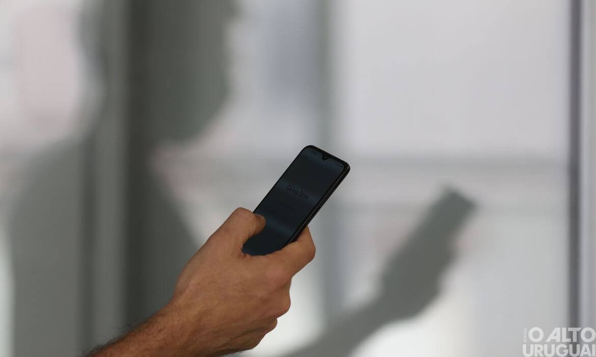 Uso de celular na cabine de votação é proibido