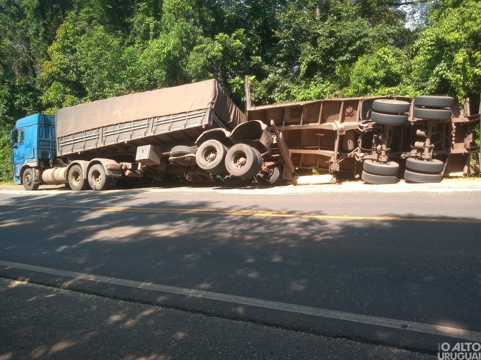 Caminhão tomba na BR-386 em Iraí