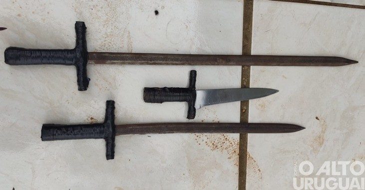 Três adagas são apreendidas na casa de autor de ameaça de invasão à escola em Caiçara