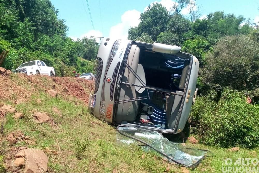 Ônibus sai da pista e tomba em Pinheirinho do Vale