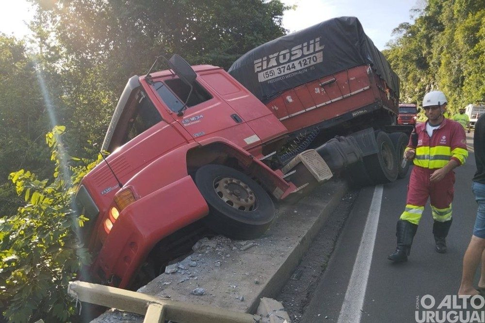 Caminhão emplacado em Frederico Westphalen sai da pista na BR-386