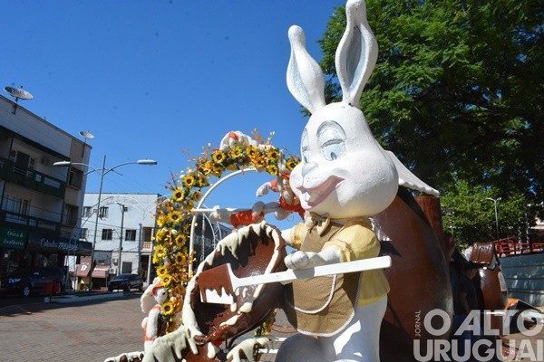Inicia instalação de enfeites de Páscoa em FW