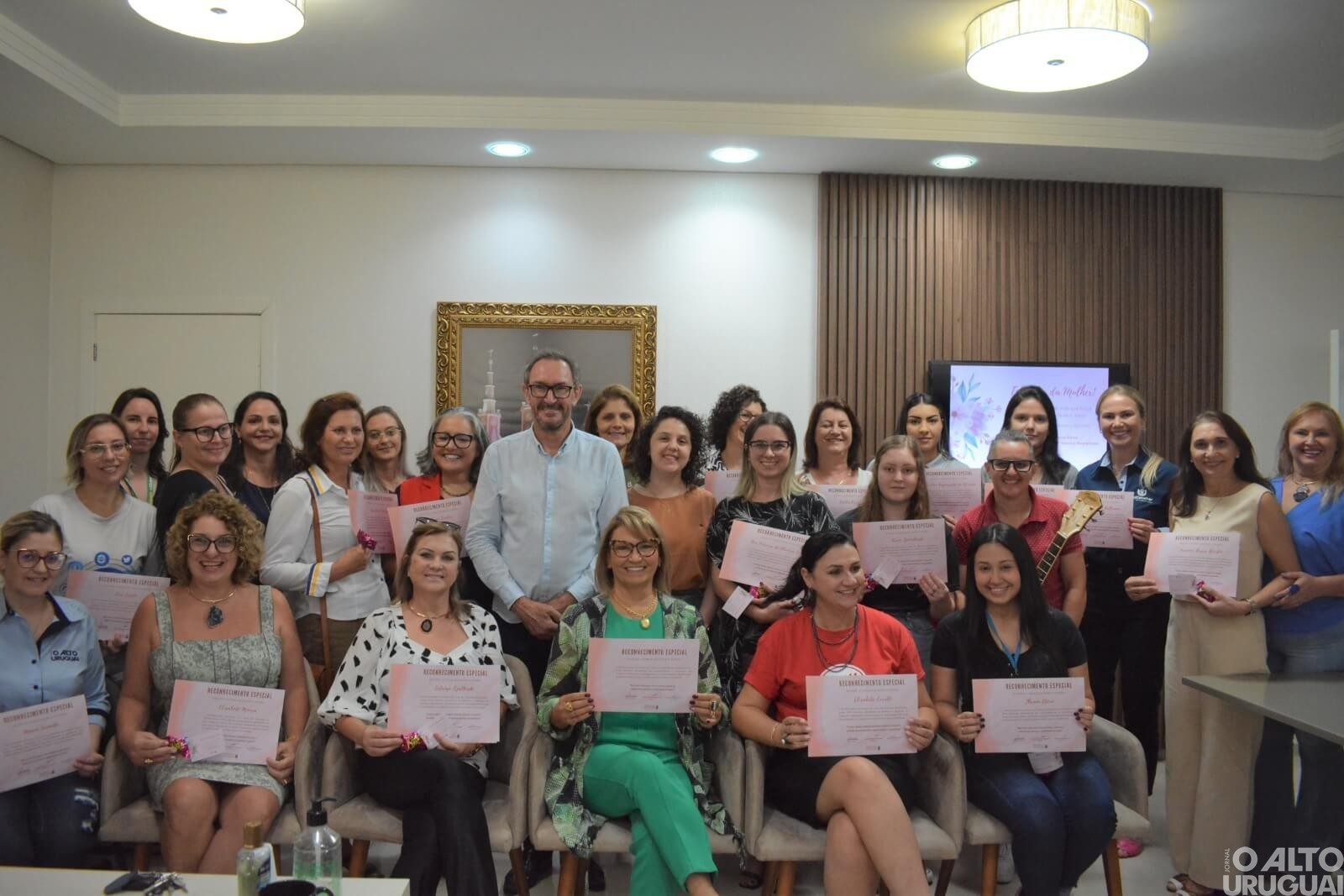 Prefeitura de FW faz homenagem às mulheres