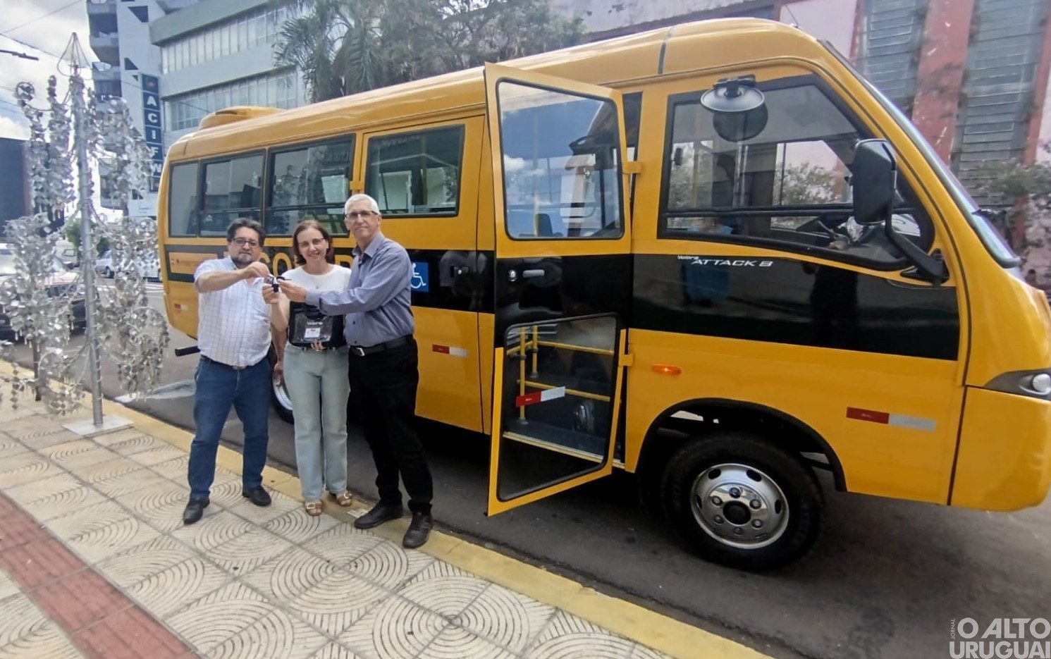 Micro-ônibus é entregue à Secretaria de Educação de Frederico Westphalen