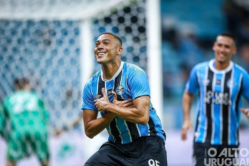 Grêmio supera o Botafogo com direito a hat-trick de Carlos Vinícius