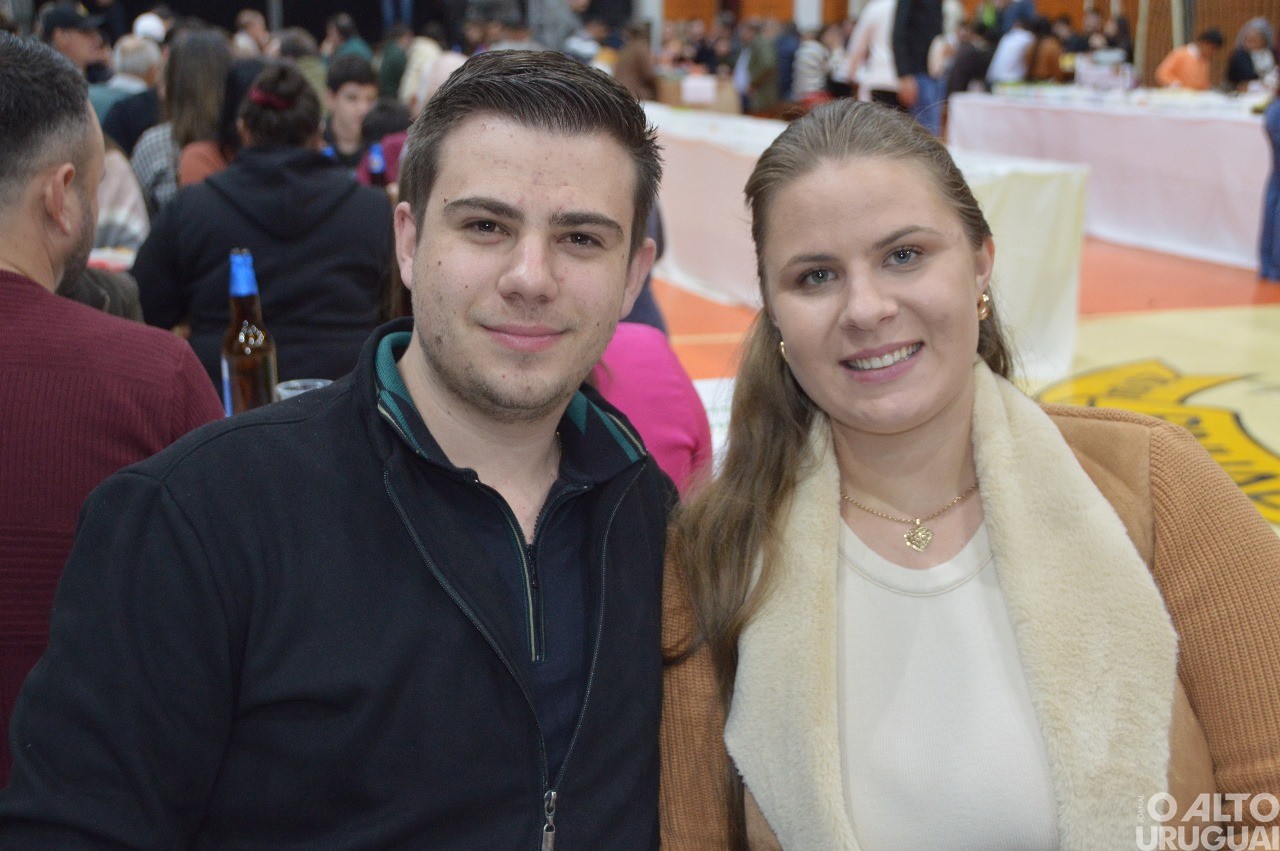 Centenas de pessoas participam da 19ª Festa do Leitão