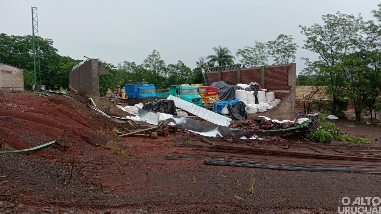 Fortes chuvas e ventos deixam rastros de destruição na região