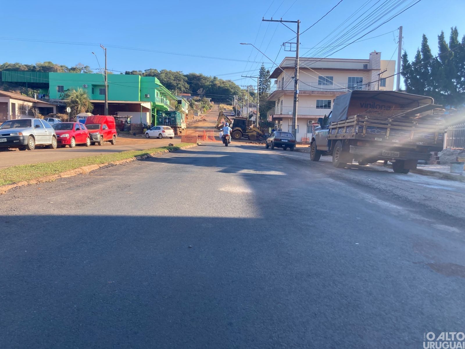 Trechos de avenidas recebem nova camada asfáltica em Erval Seco