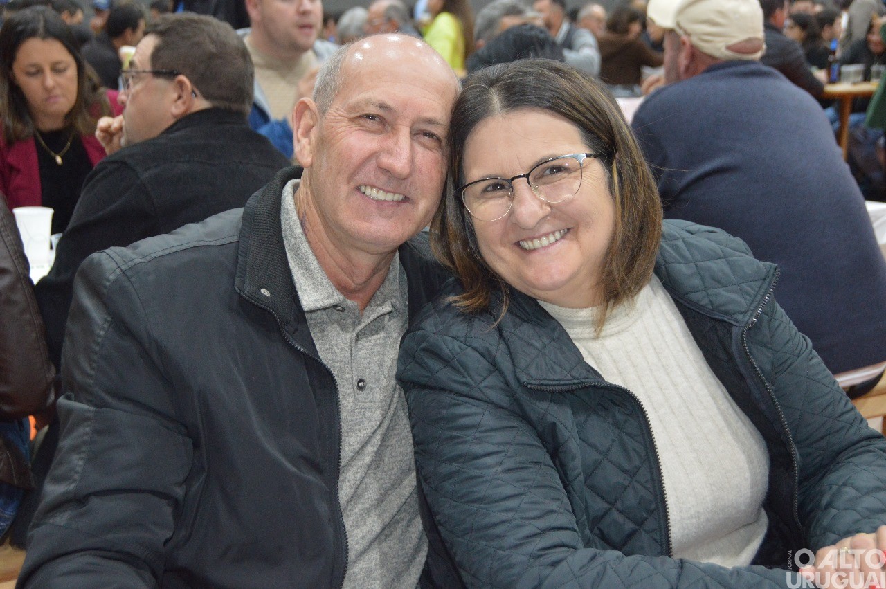 Centenas de pessoas participam da 19ª Festa do Leitão