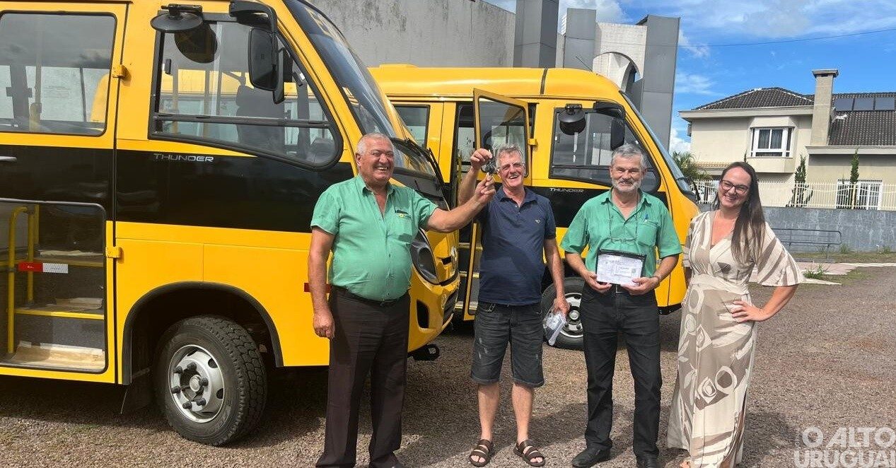 FW amplia frota do transporte escolar com novos micro-ônibus
