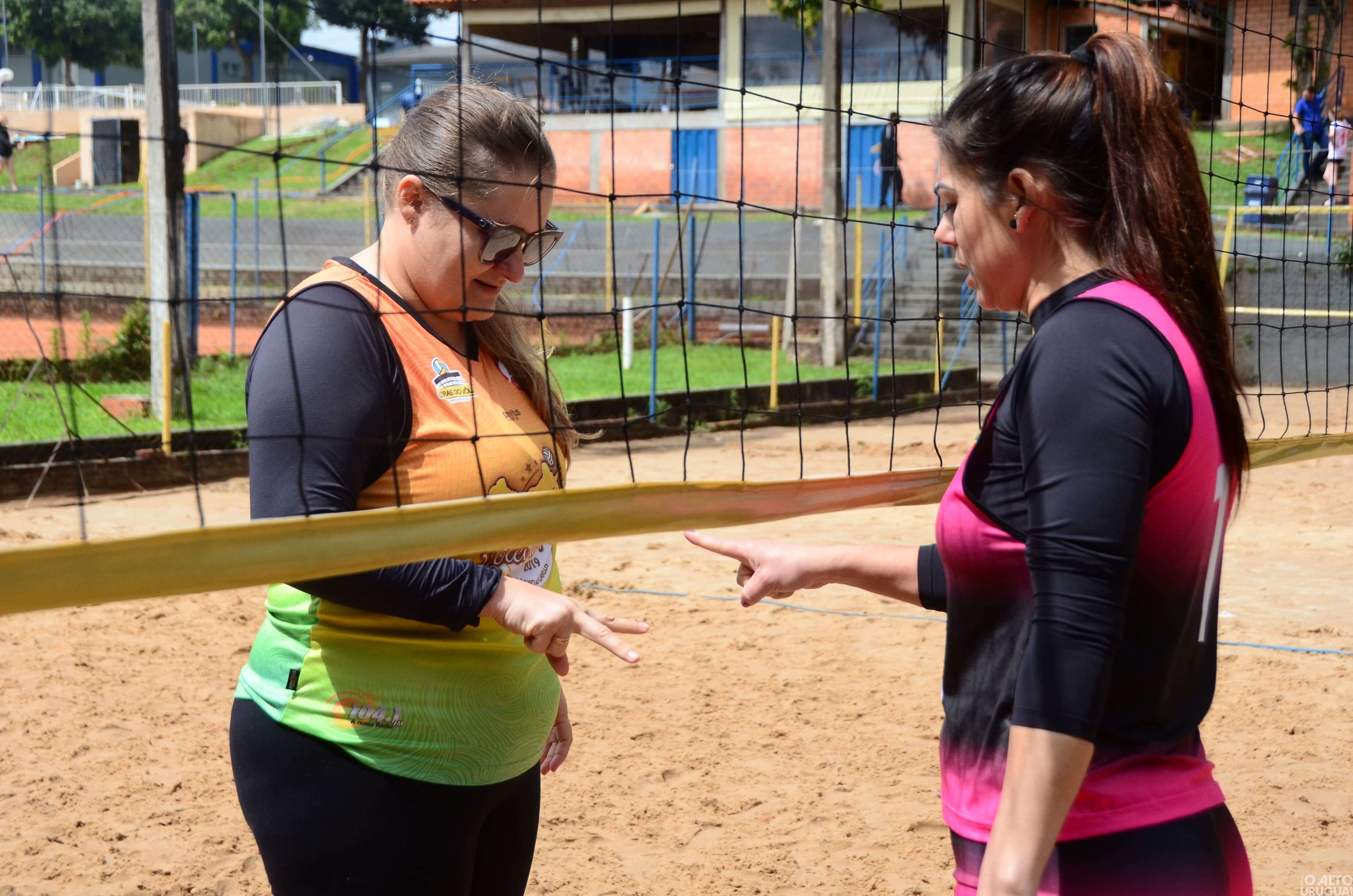 Torneio de vôlei de areia reúne duplas de diversos municípios em FW