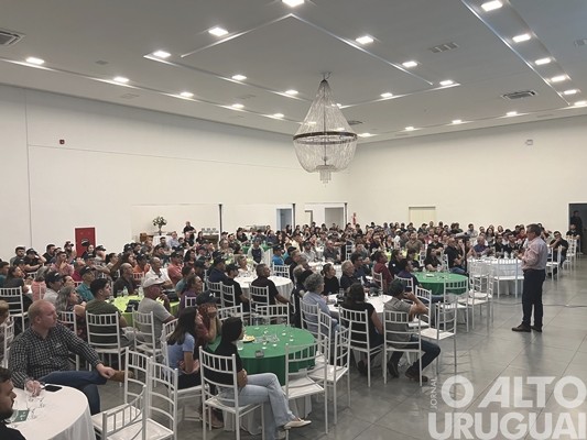 Cotrifred reúne mais de 300 produtores em FW para debater sobre bovinocultura de leite
