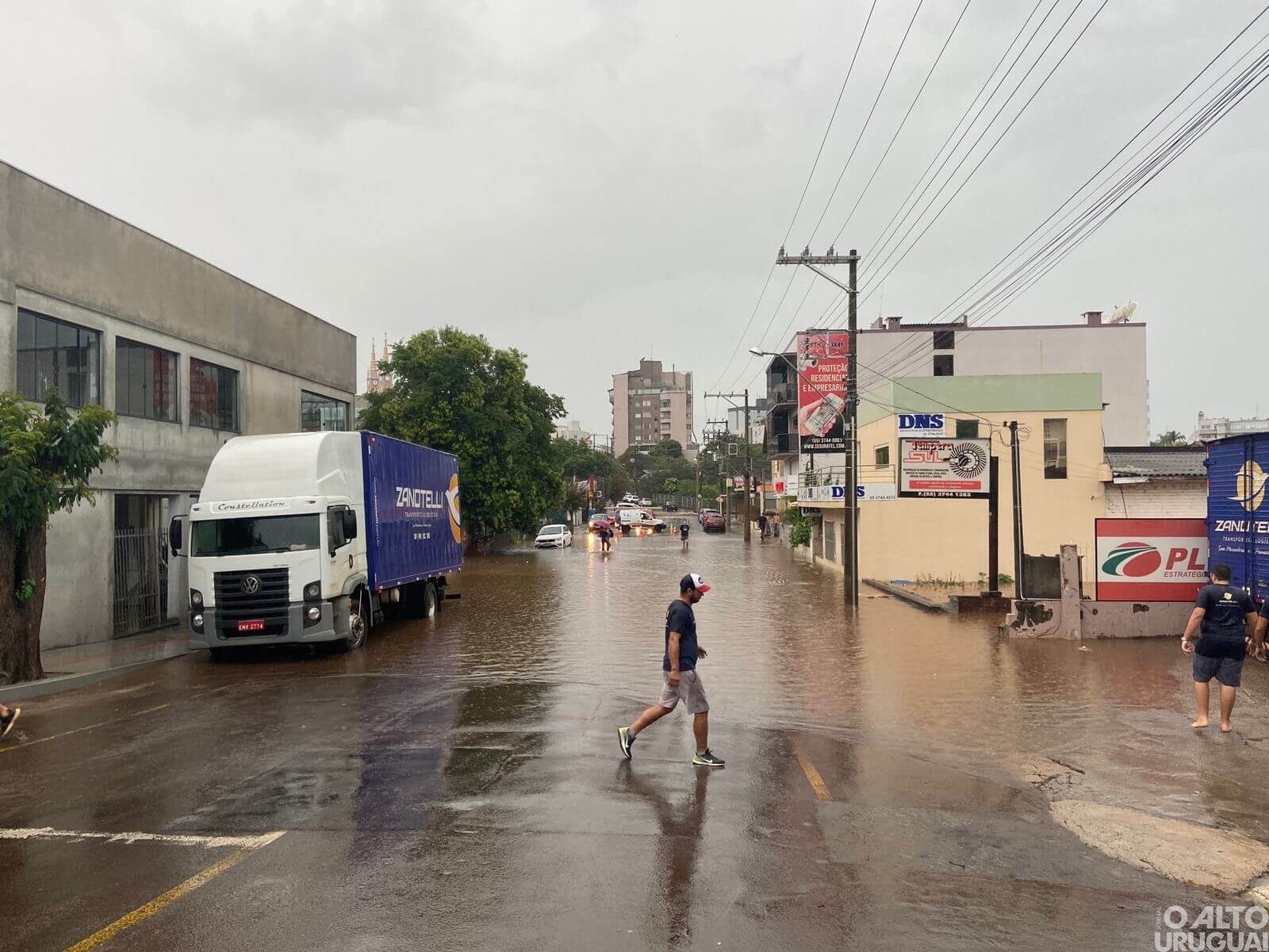 Fortes chuvas causam transtornos e alagamentos em FW