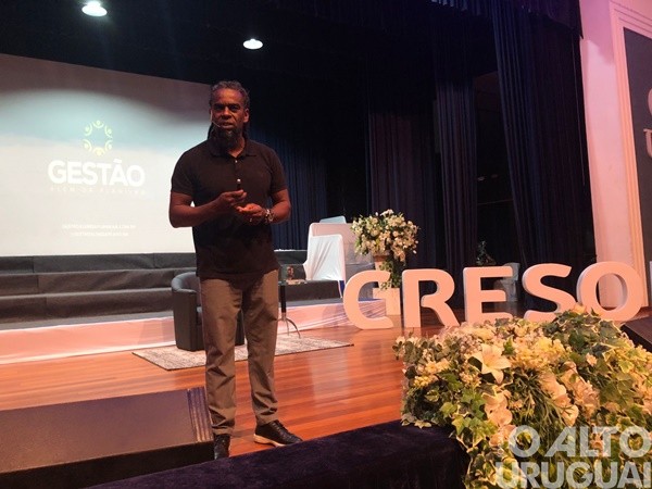 Tinga lota salão da URI/FW em palestra