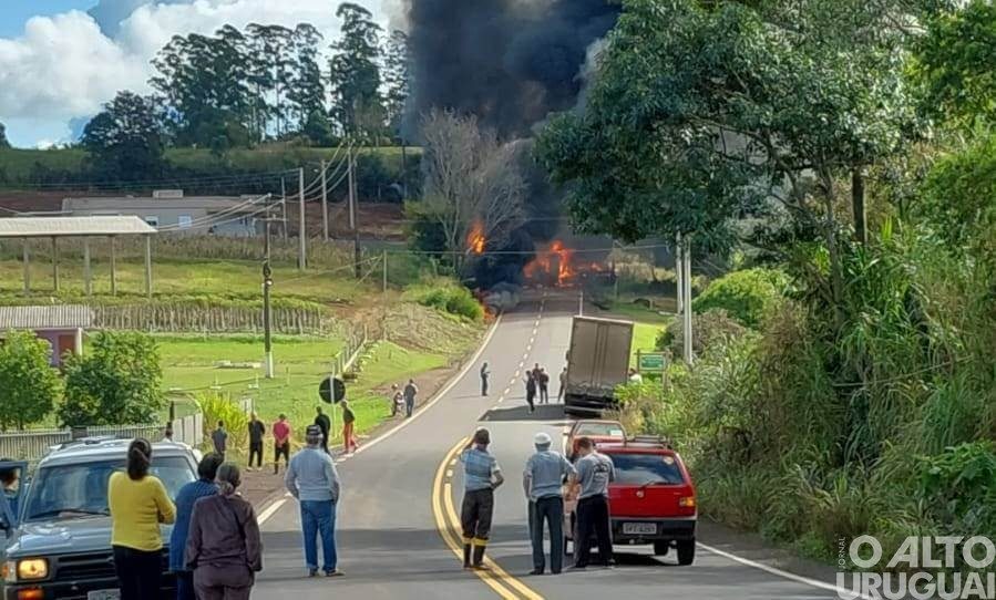 Carreta com carga de produtos químicos pega fogo em Palmitinho