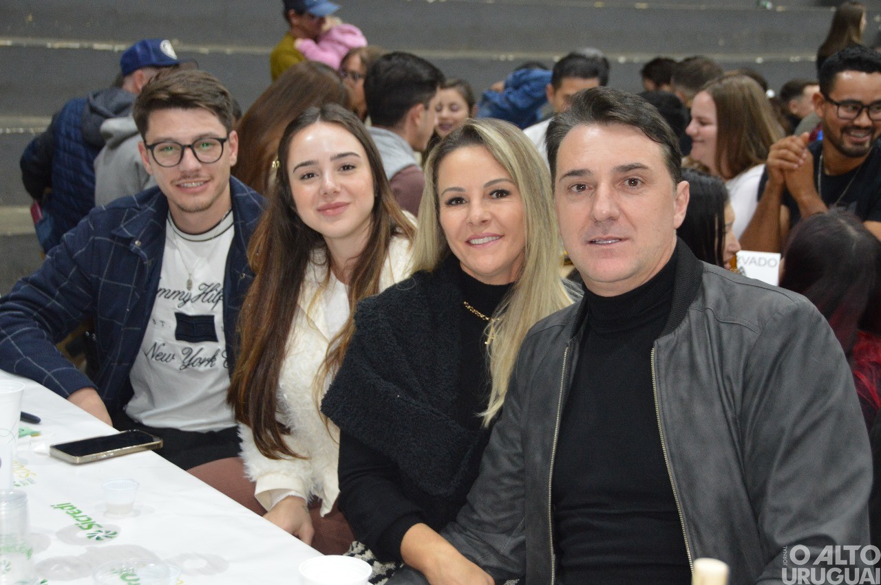 Centenas de pessoas participam da 19ª Festa do Leitão