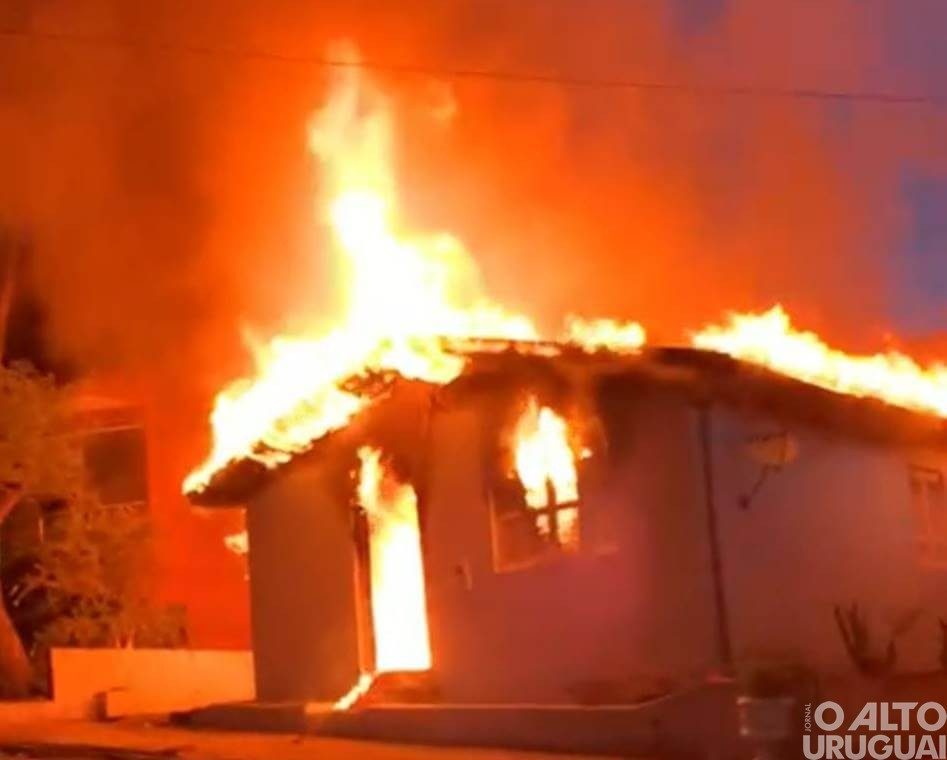 Residência é consumida pelo fogo em Rodeio Bonito