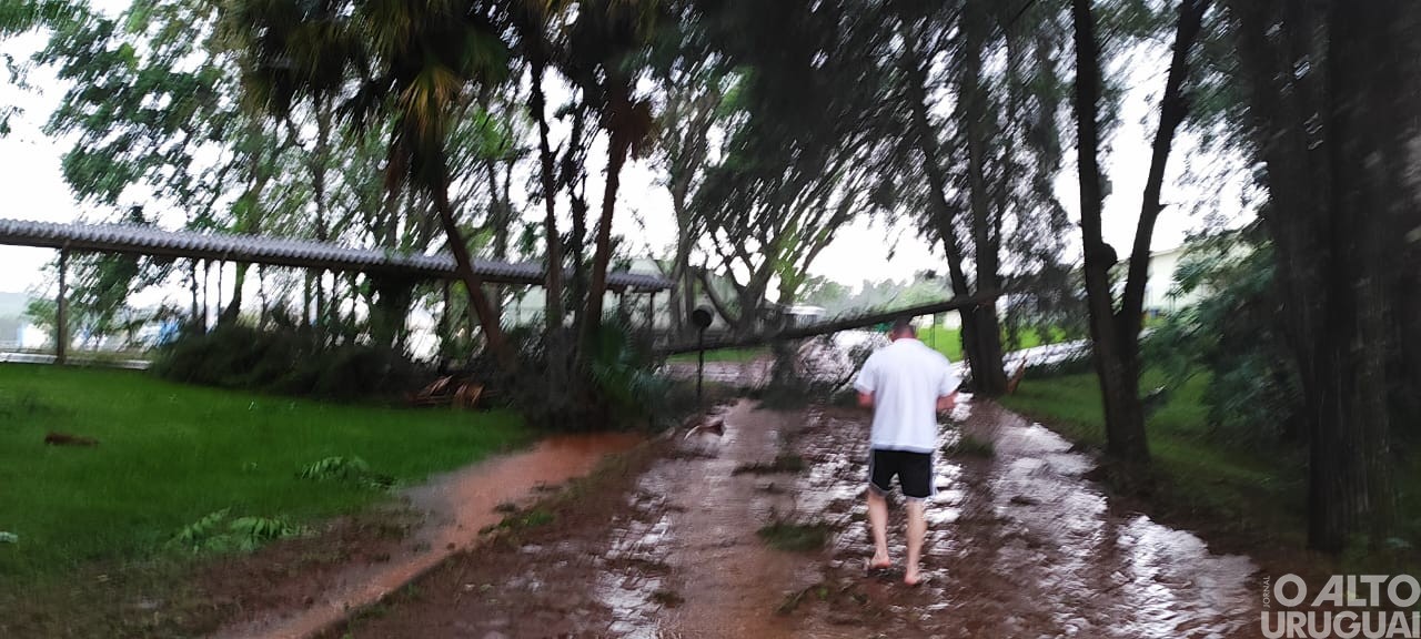 Temporal causa estragos no campus do IFFar em FW