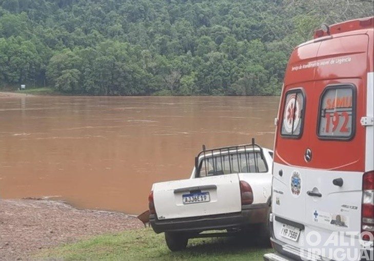Bombeiros fazem buscas por balseiro desaparecido após naufrágio no rio Uruguai