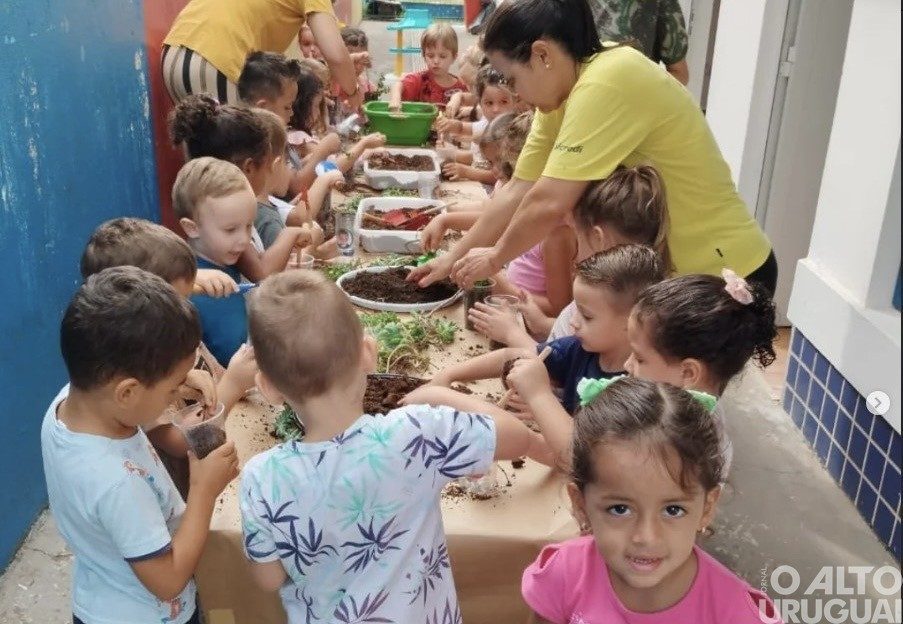 Administração de FW paga hora-atividade da Educação Infantil pela primeira vez