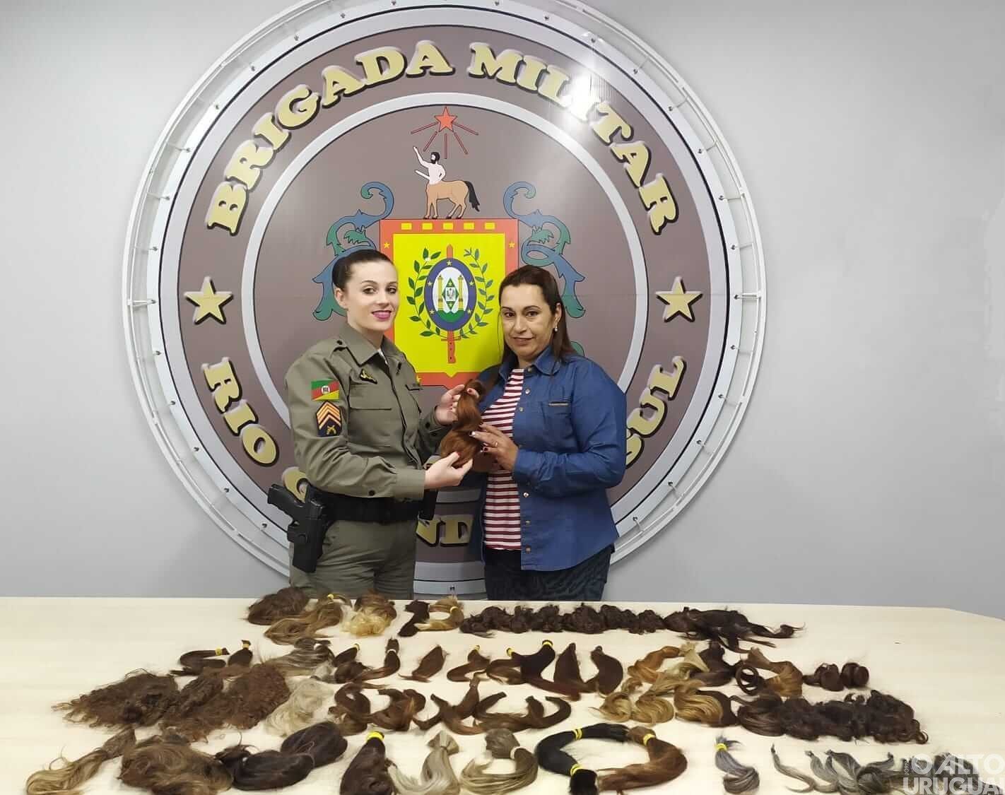 37º BPM entrega mechas de cabelo para a Liga Feminina do Combate ao Câncer