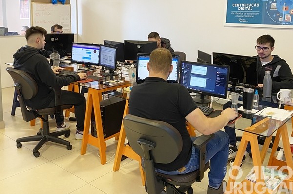 Farol TI completa 15 anos sendo referência em sistemas comerciais e certificação digital