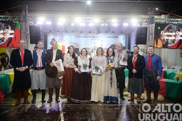 Mérito Farroupilha Barril homenageia tradicionalistas de FW
