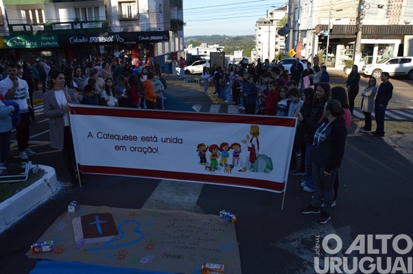 Confecção dos tapetes de Corpus Christi mobiliza católicos em FW