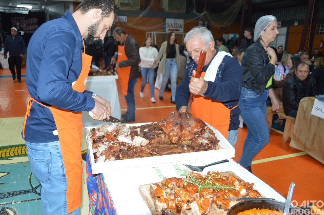 Centenas de pessoas participam da 19ª Festa do Leitão