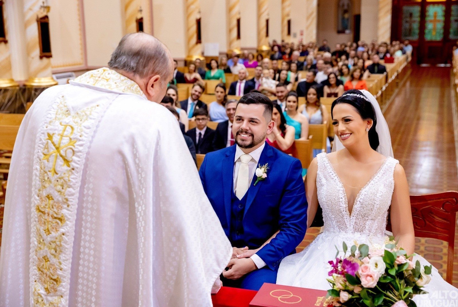Vanessa Piton e Guilherme Barcarolo Ribeiro trocaram alianças em linda cerimônia na Catedral de FW