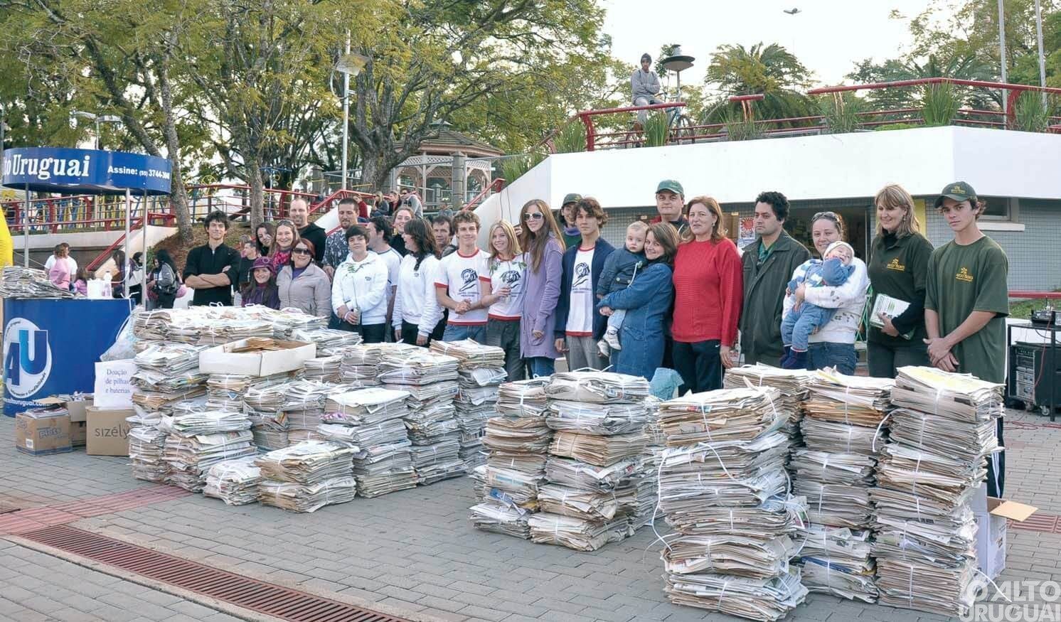 Campanha entregará ingresso do cinema em troca de malote de jornais velhos