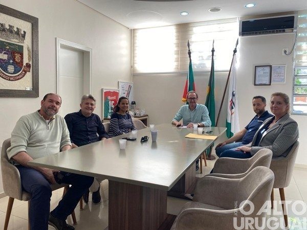 Diretoria da AEFW se reúne com o prefeito de FW