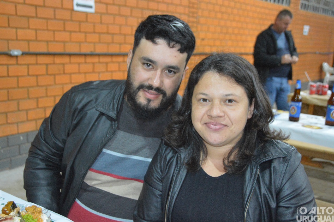 Centenas de pessoas participam da 19ª Festa do Leitão