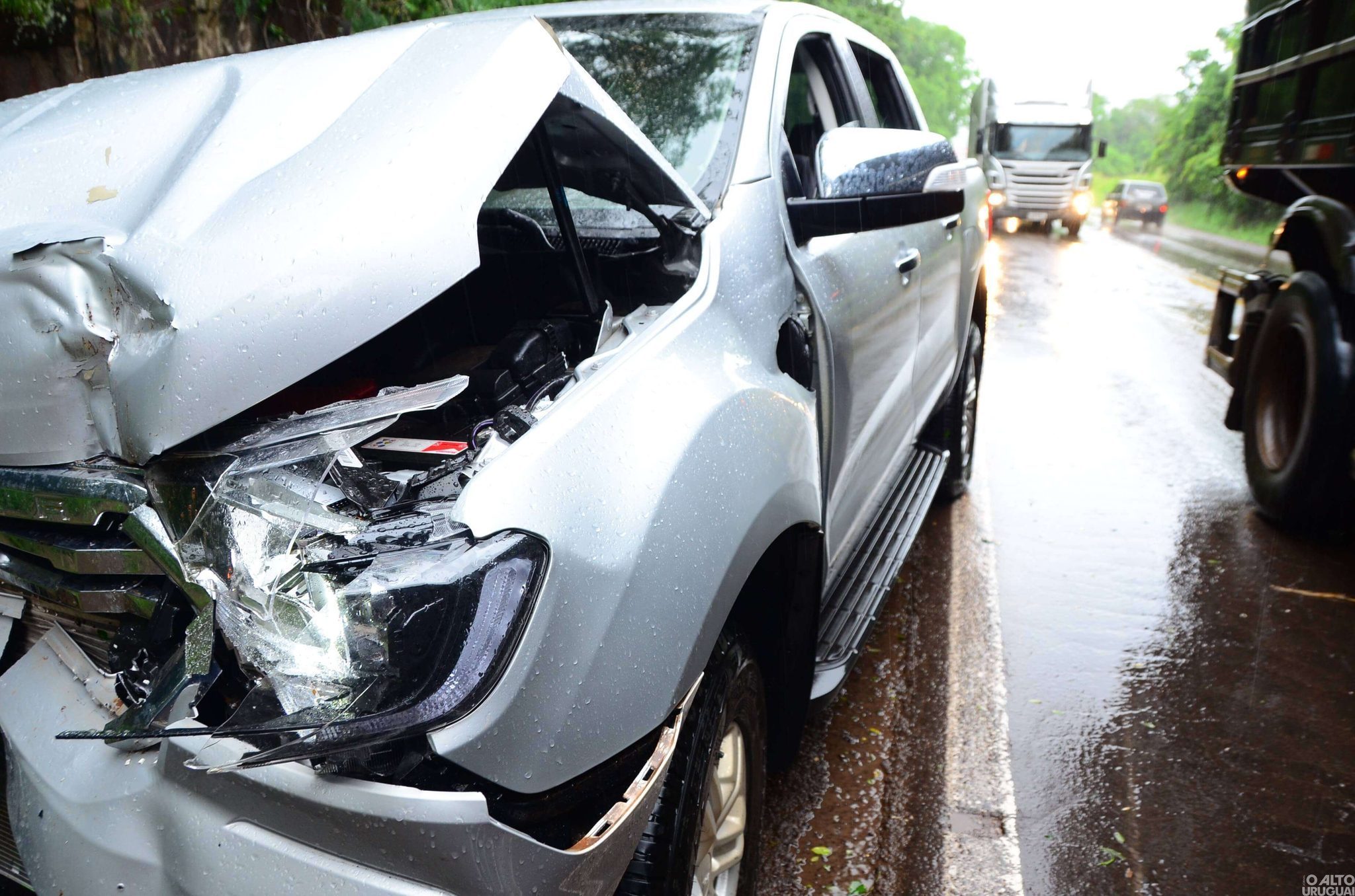 Queda de árvore provoca acidente na BR-386