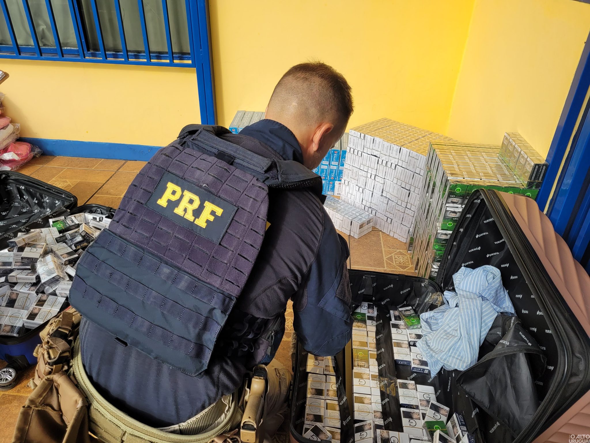 PRF apreende cigarros e outras mercadorias em ônibus em Sarandi